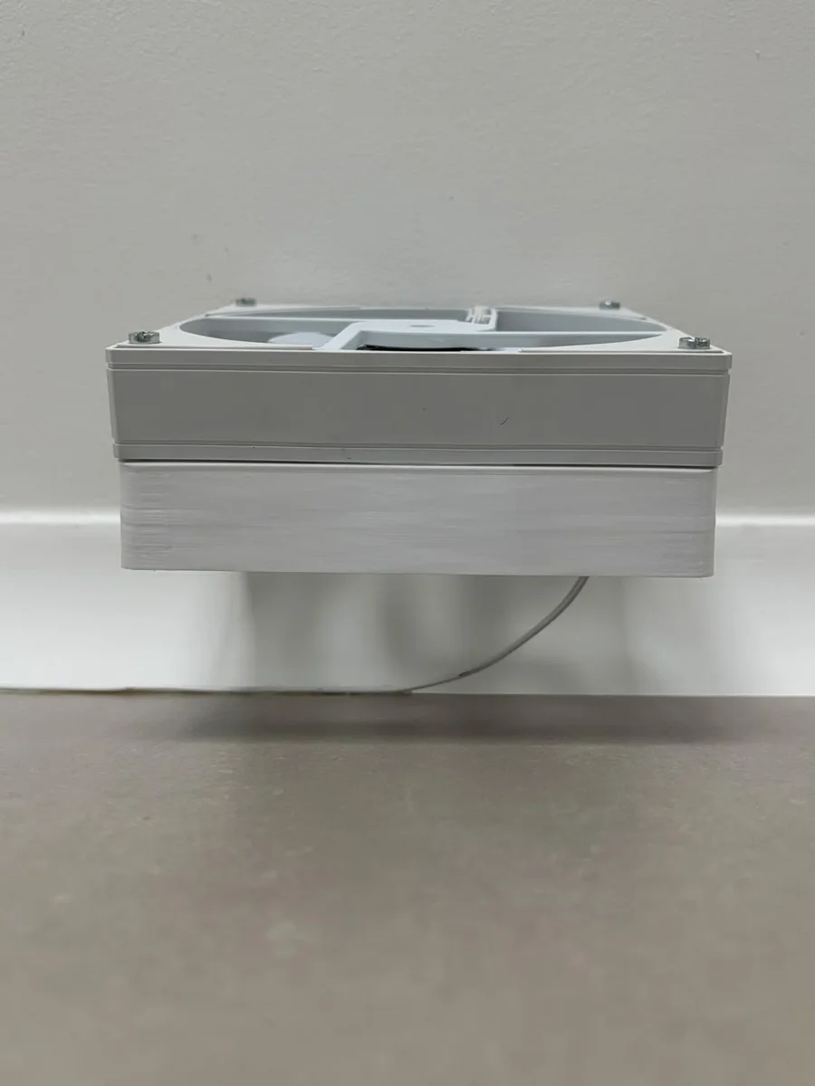 Side view of the fan riser showing the printed ridges and the cable running to the Wago connectors